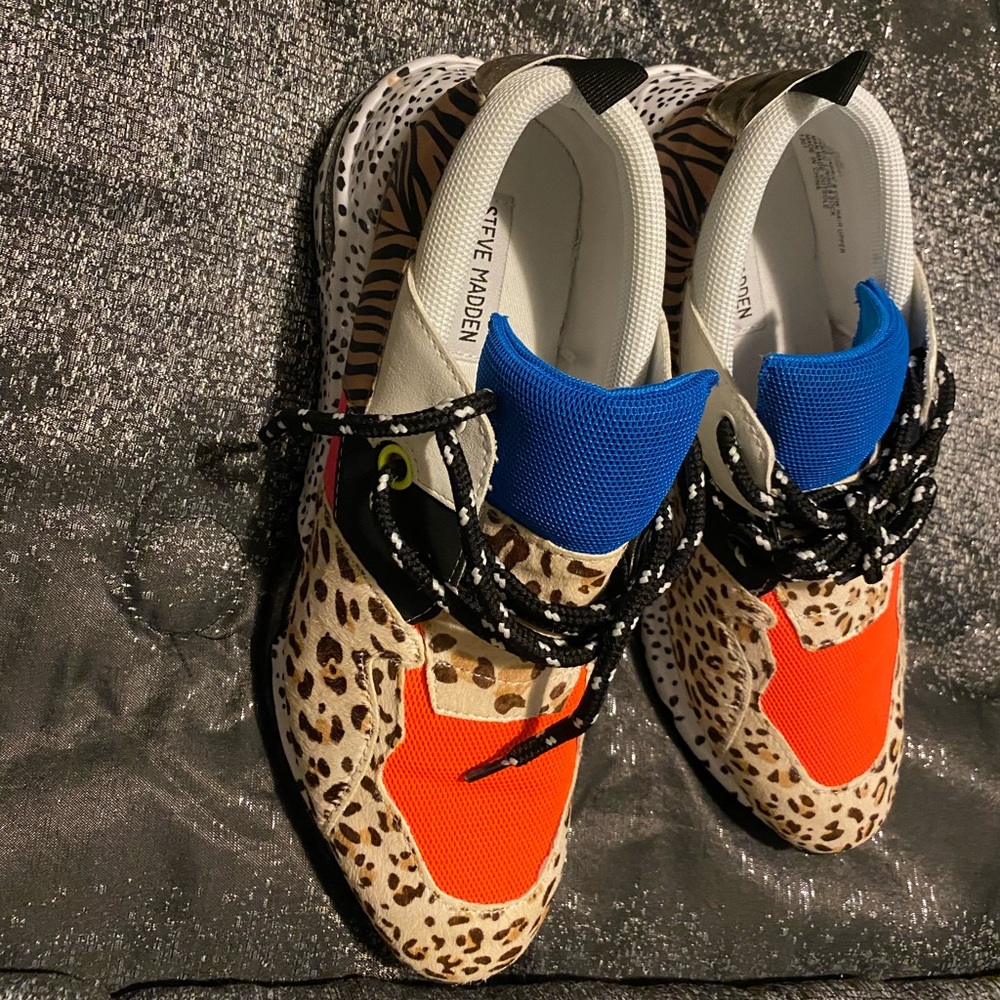 Tennis shoes